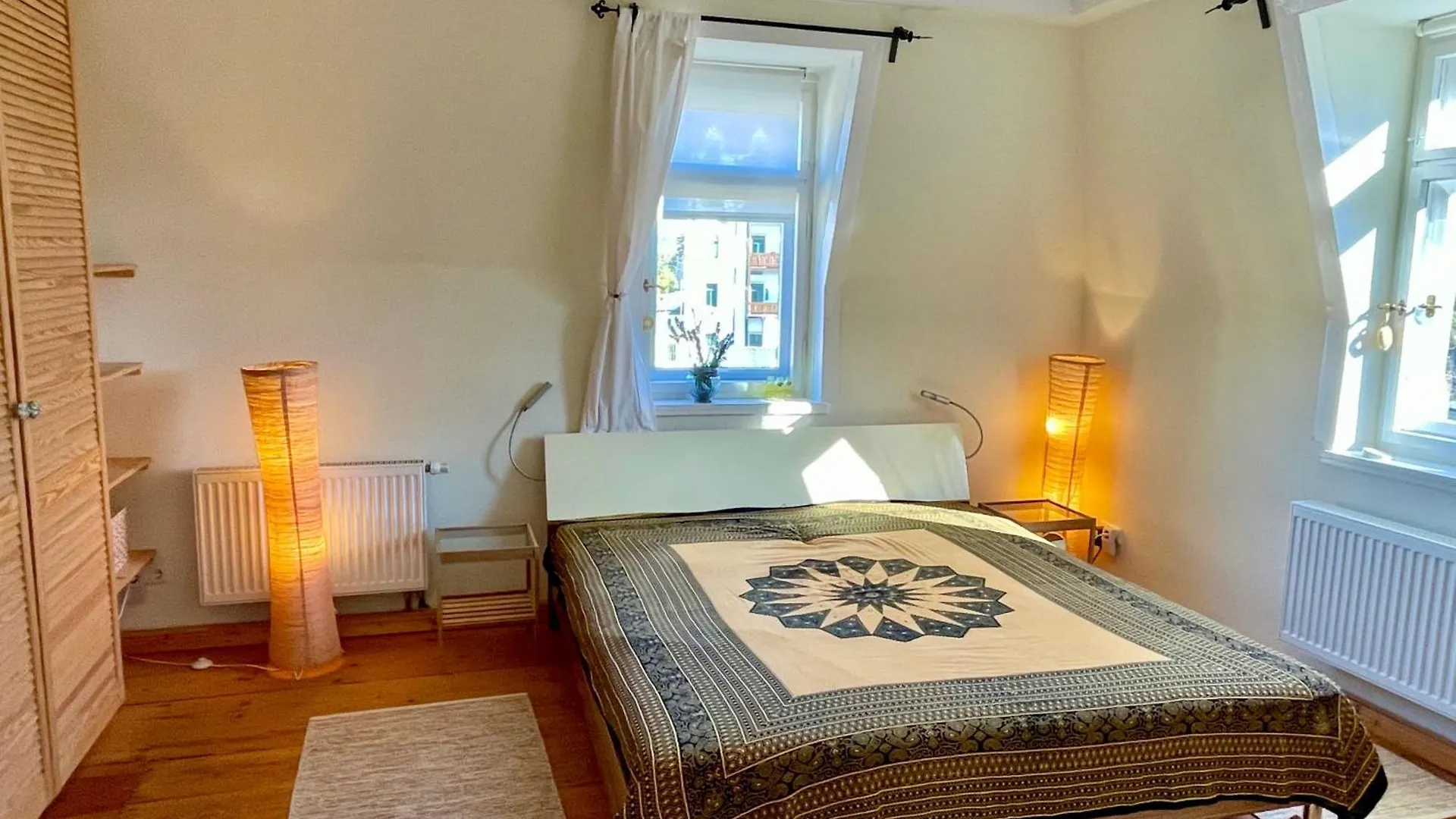 Stadtvilla Oscar 2 Og - Stilvoll Sanierte Altbauwohnung In Denkmalgeschuetzter Stadtvilla Nahe Elbradweg Dresden Tyskland